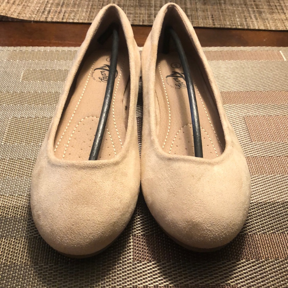A size 6 slim pair of tan(khaki) colored flats